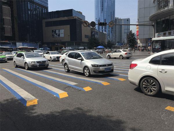 又来一条X形斑马线！你还知道哪些“花样”过马路？