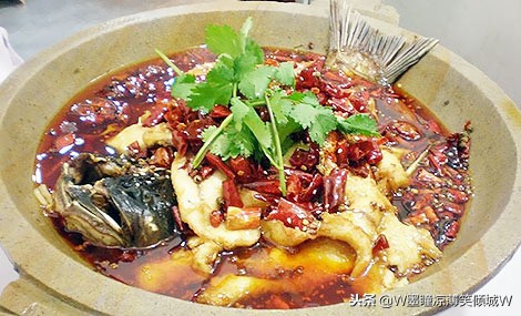 美食石锅鲤鱼的做法,鲜潭蒸汽石锅鱼