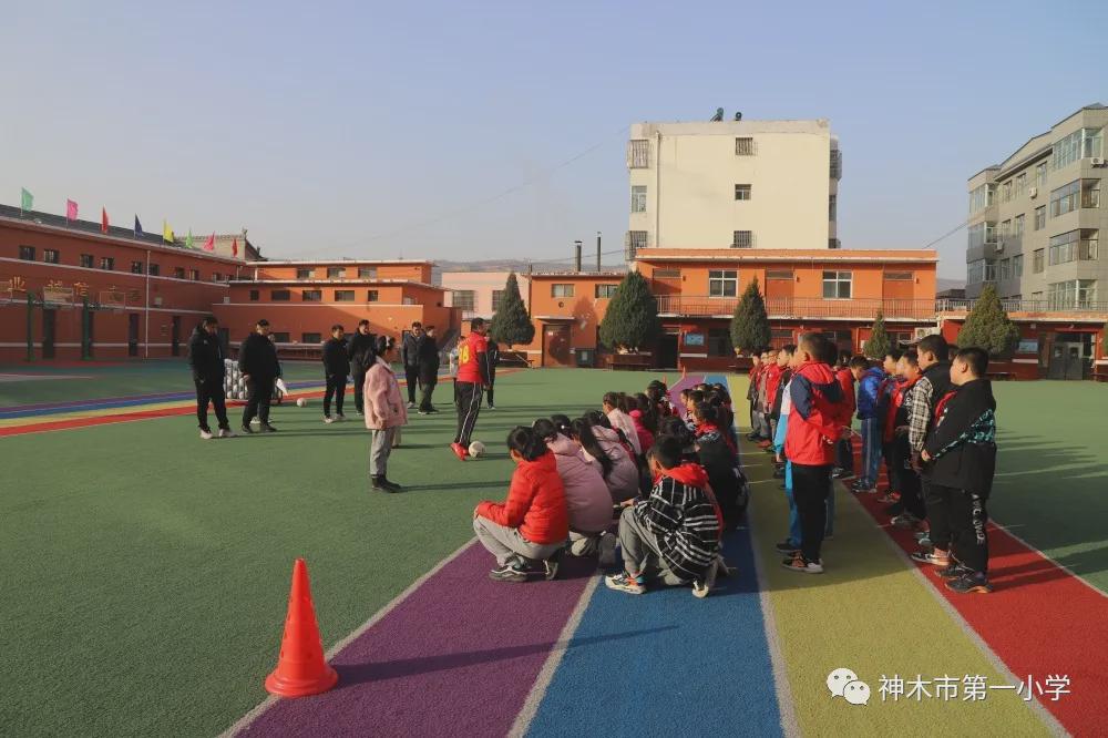 神木第一小学拔河比赛,小学体育优质课简报