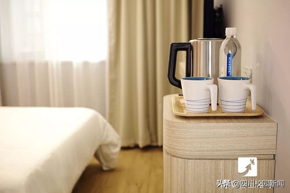 为什么住酒店要往马桶里倒壶开水,为什么住酒店时要烧开水倒马桶里