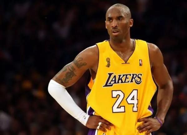 今天，我们用两部纪录片来致敬这位伟大的球员、丈夫与父亲