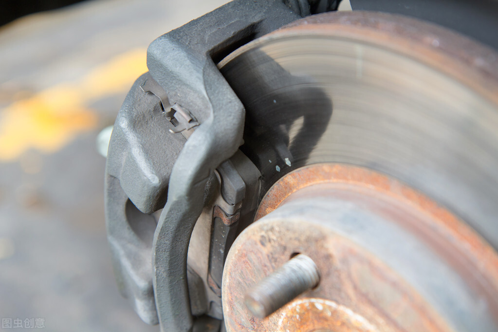 自动挡遇到长坡如何行驶,自动挡长下坡路段的正确操作