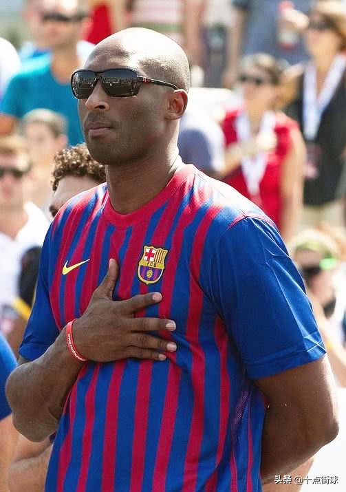 科比何时从8号变成24号,科比的巅峰时期是八号还是24号