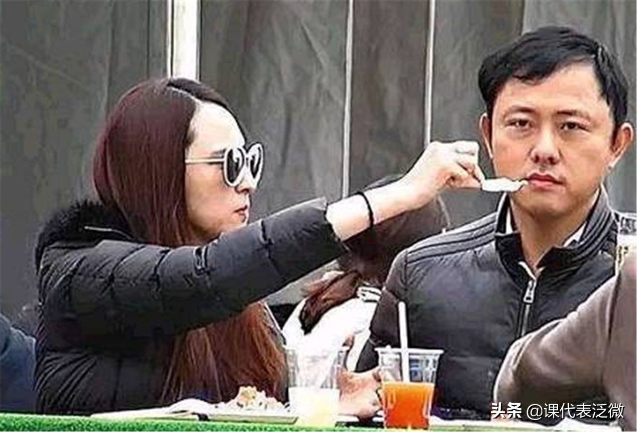 郭晶晶背着爱马仕的包,郭晶晶拎13万的爱马仕