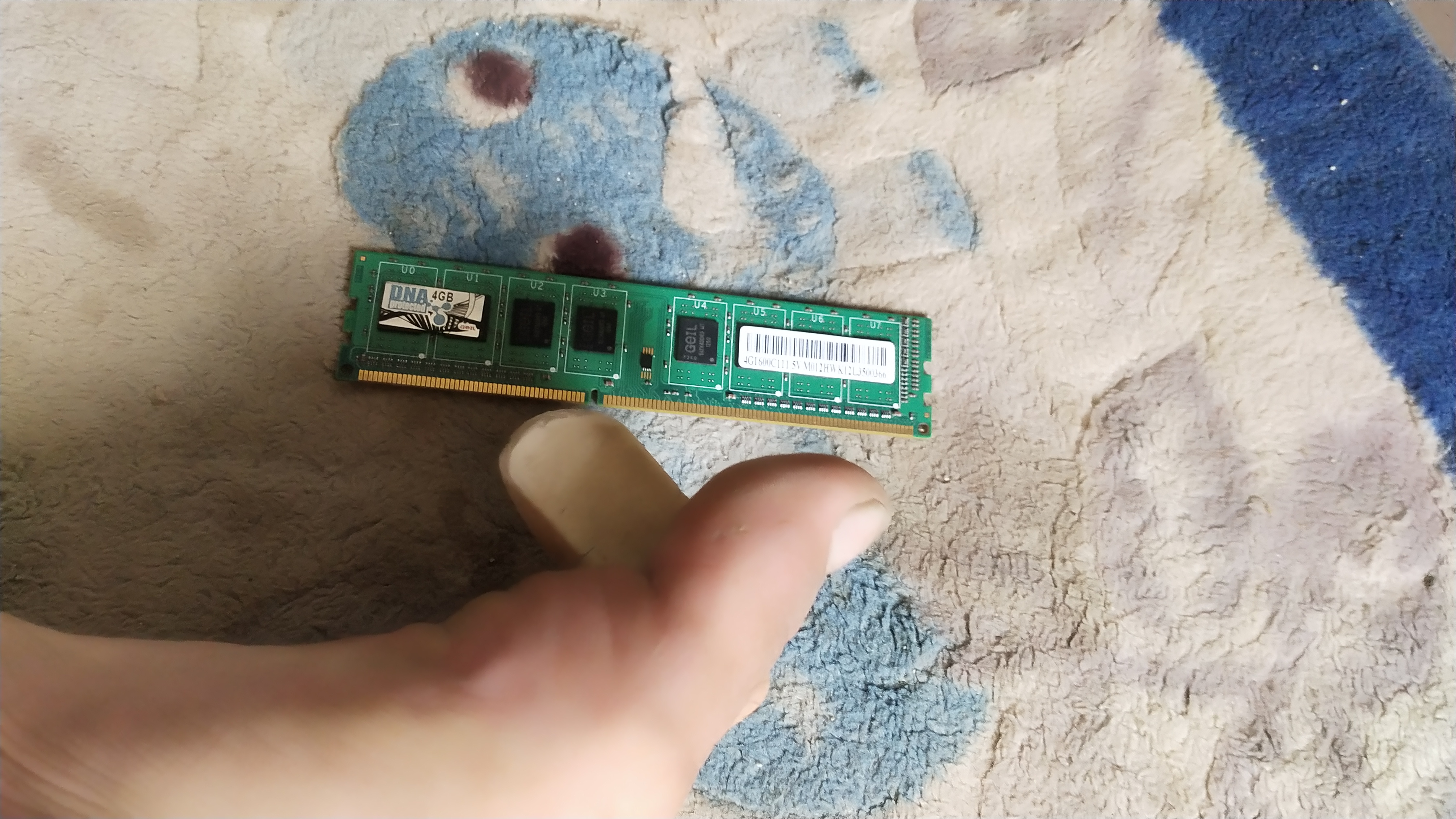 脑瘫小伙用脚详写电脑开机黑屏的原因以及解决方案