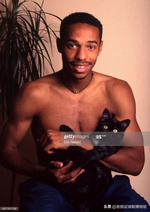 枪王加盟巴萨如愿获得欧冠，生涯唯一污点用手将法国队拍进世界杯