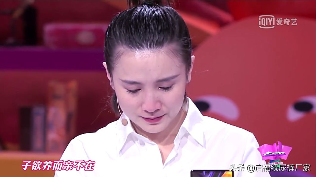 他给妈妈的买的第一份礼物，竟然是一包成人纸尿裤...