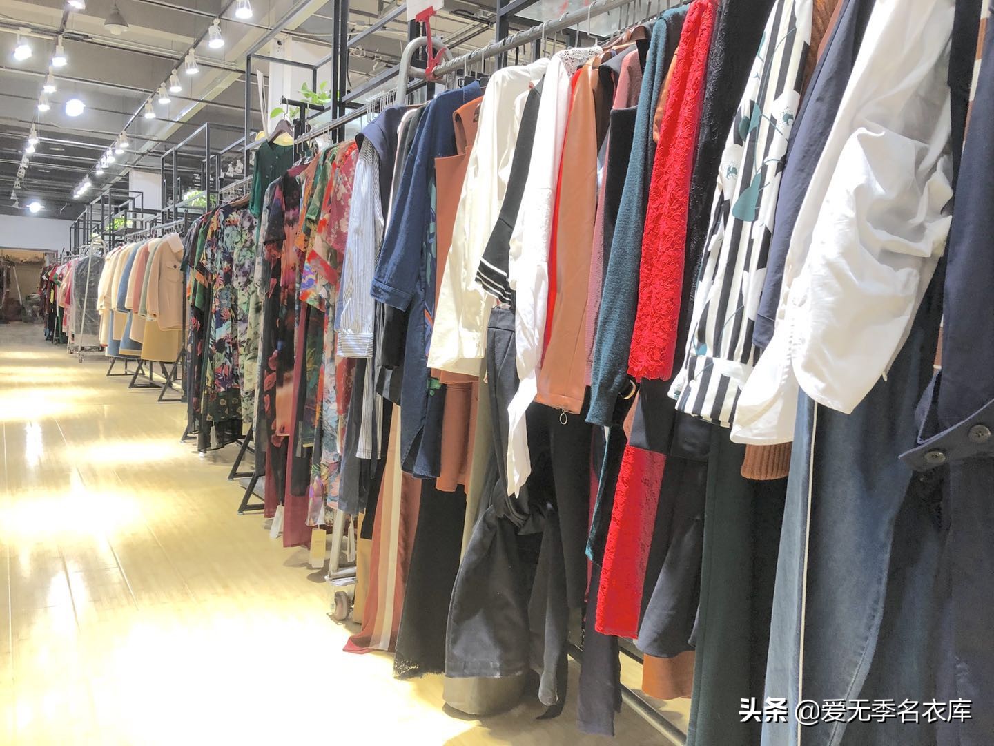 按斤称的衣服进货渠道,批发衣服摆摊的进货渠道