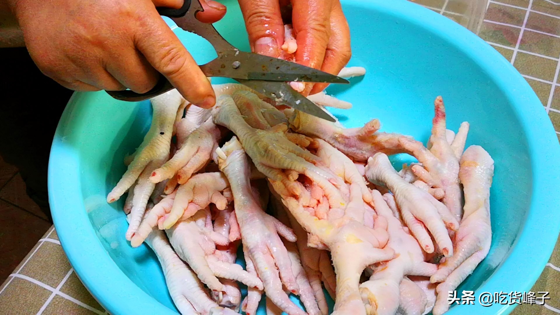 天冷鸡爪怎么做,这道菜做法简单但比肉都香