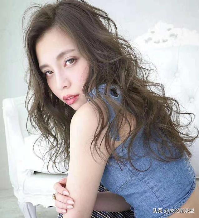 女士烫完卷发怎么打理,女士烫发后用什么保湿定型