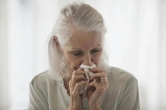 嘴唇上火起水泡是怎么回事,嘴唇起水泡是什么原因