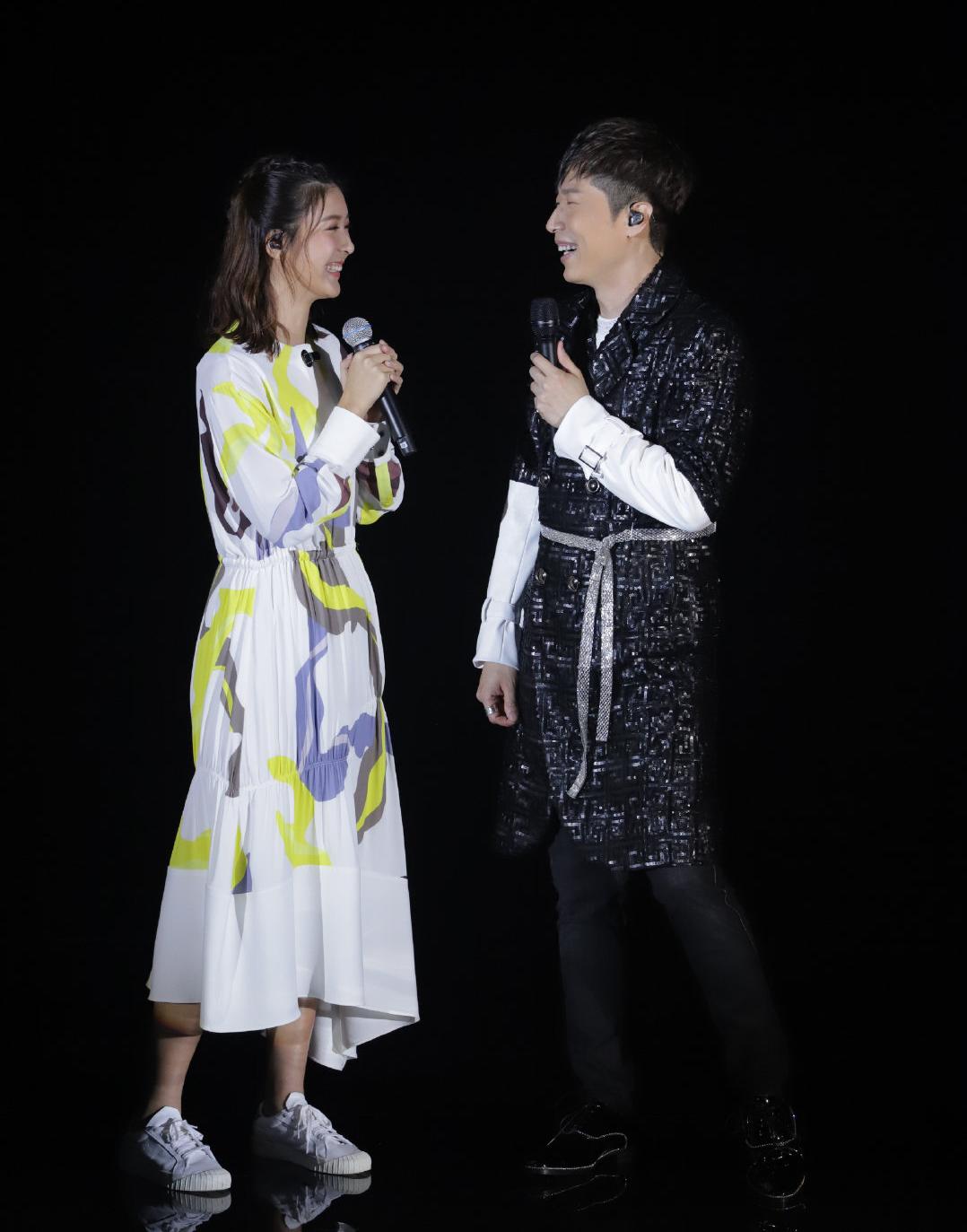 女明星脚踏两只船被揭穿,女星被爆脚踩七条船