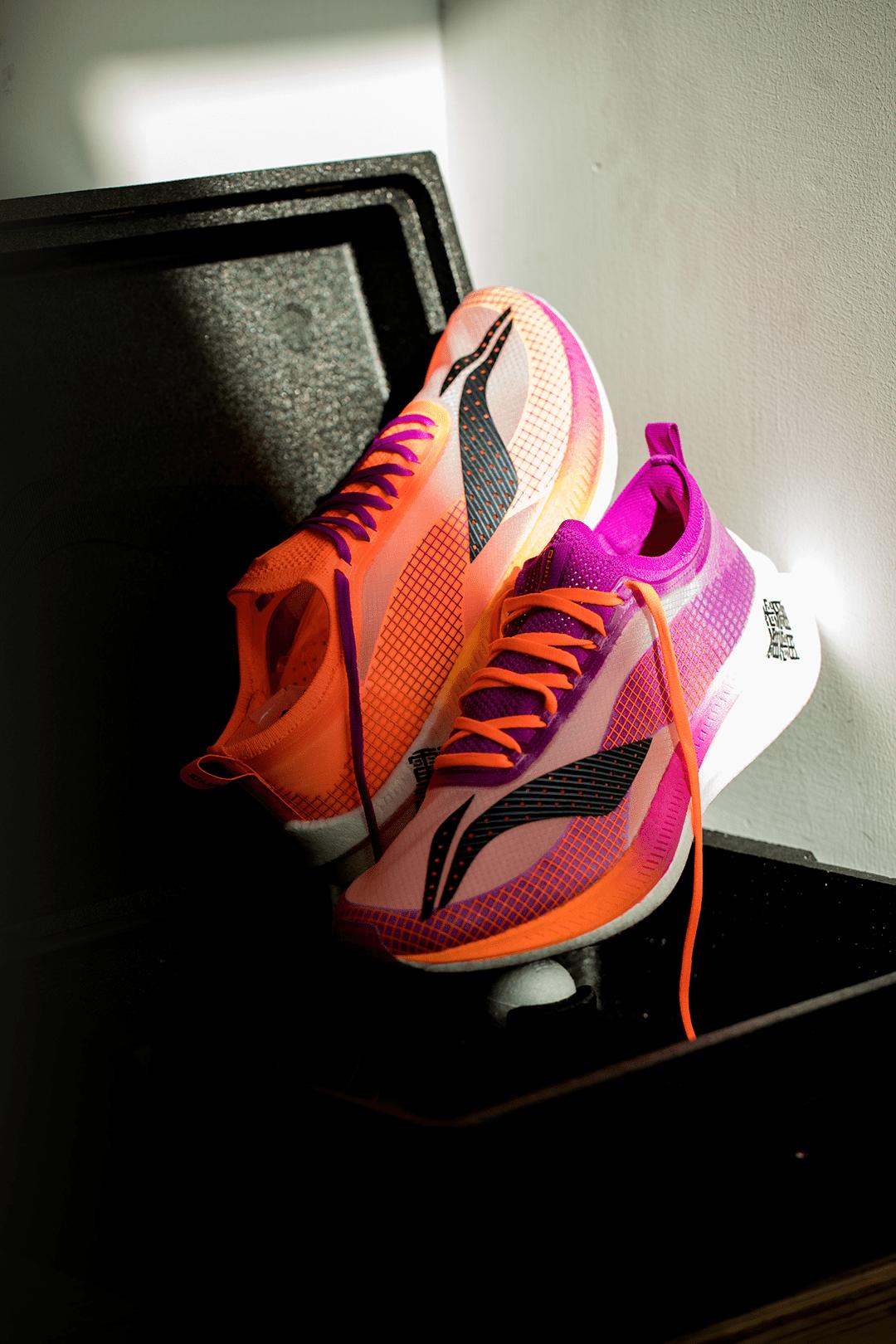 李宁超轻19和安踏跑鞋哪个好,公认脚感最好的10双国产跑鞋安踏