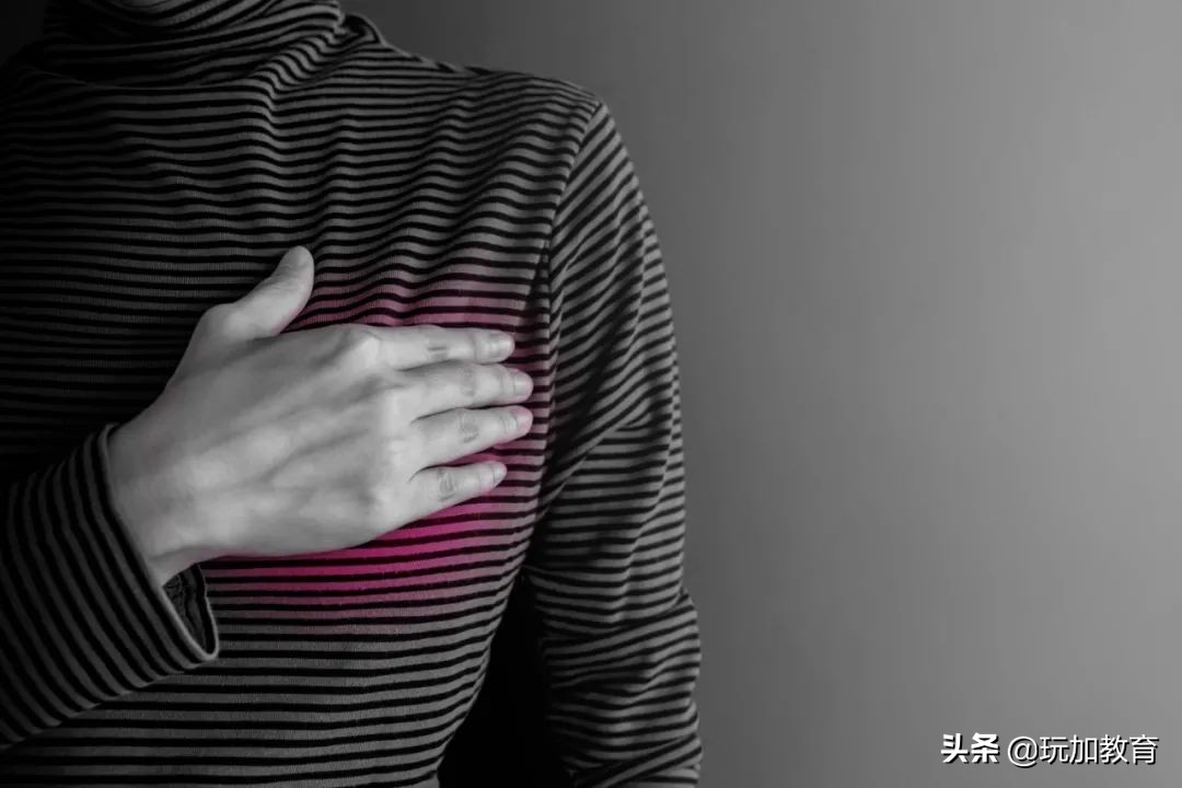 美容师捏着我的胸说：只要心诚，乳房就会变大