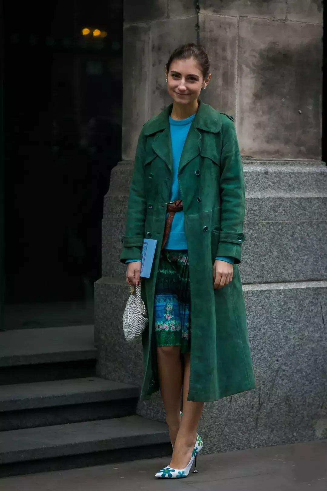 裙摆大衣怎么穿好看,大衣里面的裙子怎么穿