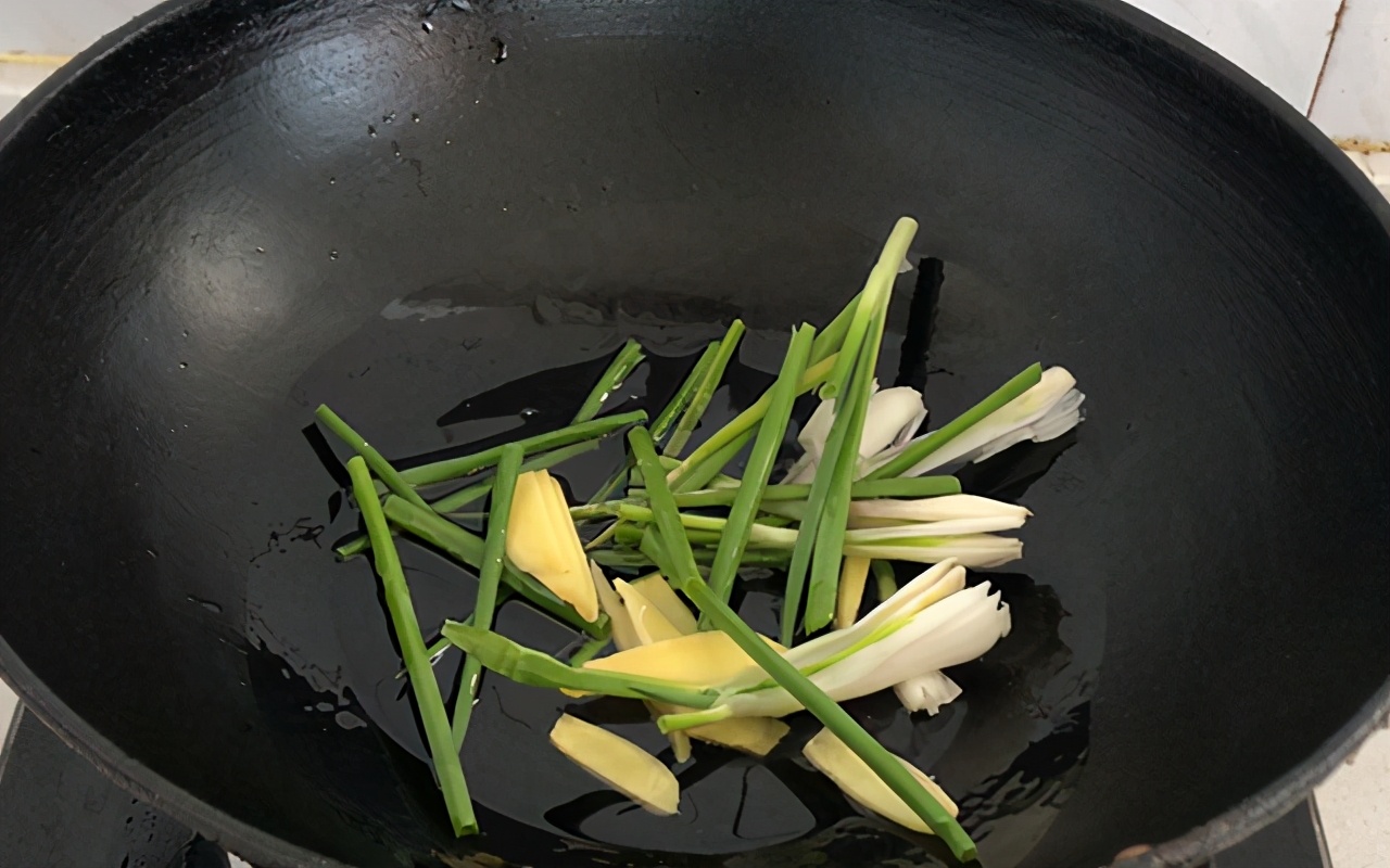 吃腻了肉包子，来一笼纯素雪里蕻咸菜包子，蓬松柔软，不塌不回缩