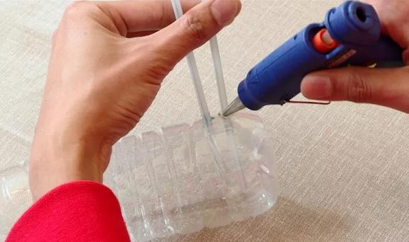 如何制作自动浇水器立在地上的,如何自制持续浇水器