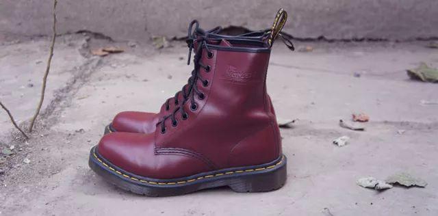 没有鞋带的英伦风马丁靴如何搭配,小个子马丁靴的多种穿搭