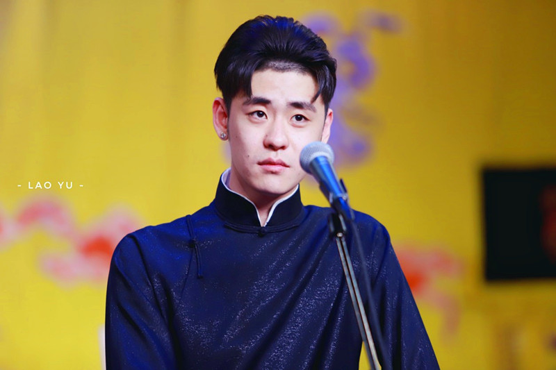 开眼了,能让女孩带着荧光棒听相声的只有他了,为啥这么火?