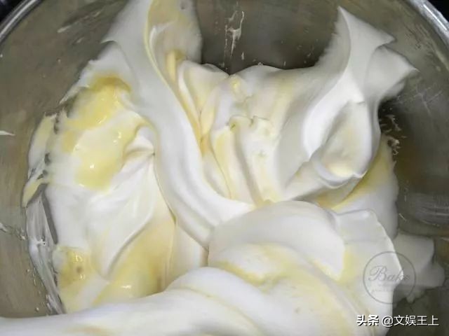 不用出门自己在家做蛋糕,不能出门就自己做了一个蛋糕