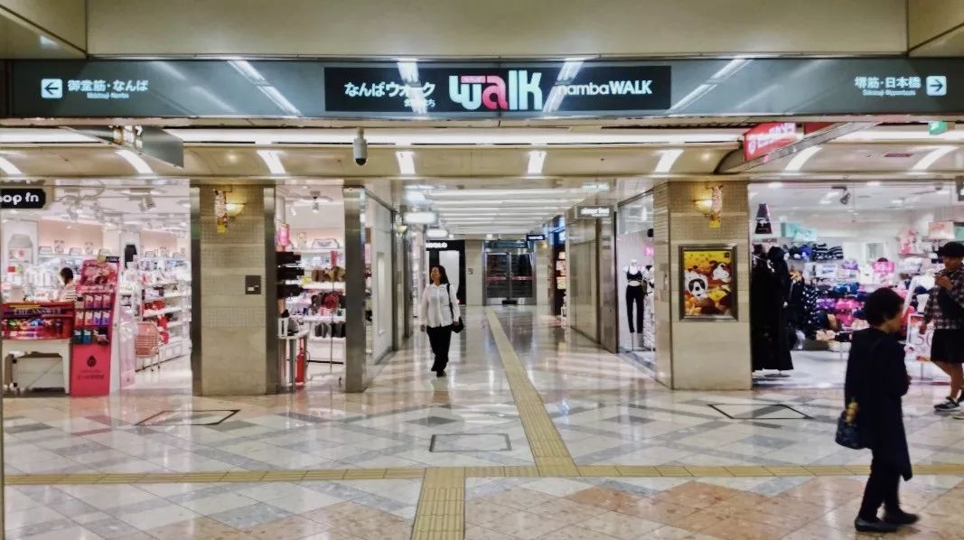 游客都去逛百货商店了,日本人自己去了这里