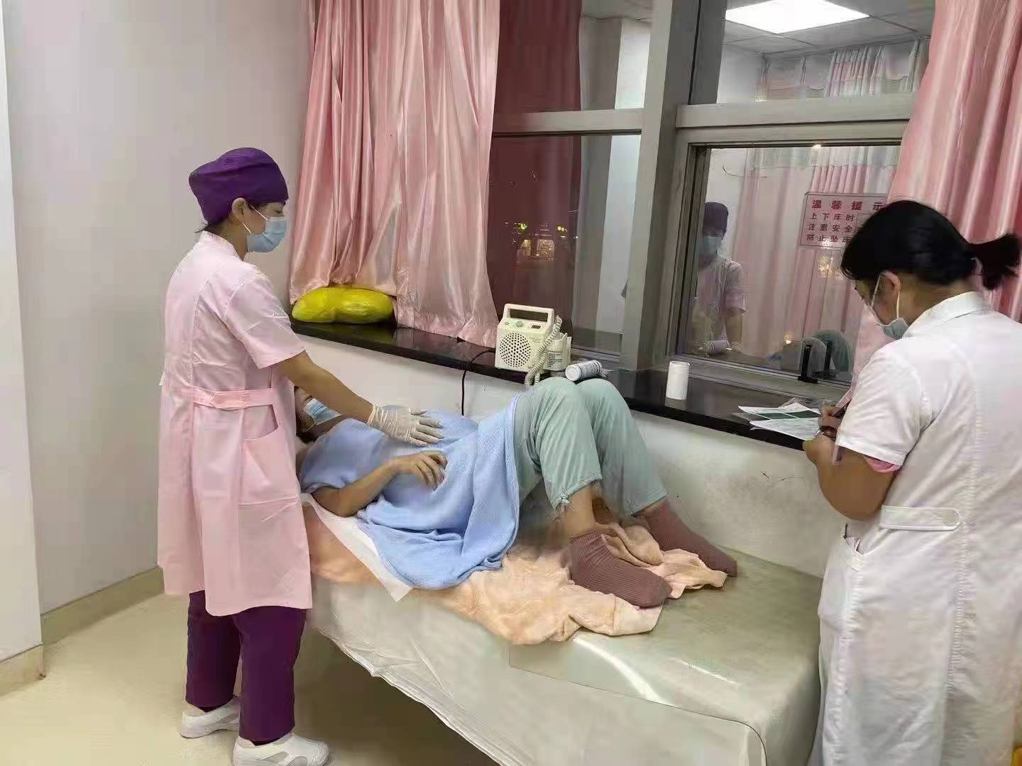 孕妇紧急产子医护人员争分夺秒,孕妇深夜急诊医护从家中飞速赶来