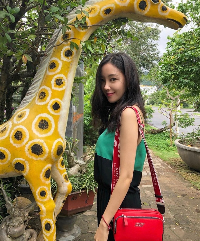 朴孝敏极简穿搭质感十足,朴孝敏最新穿搭