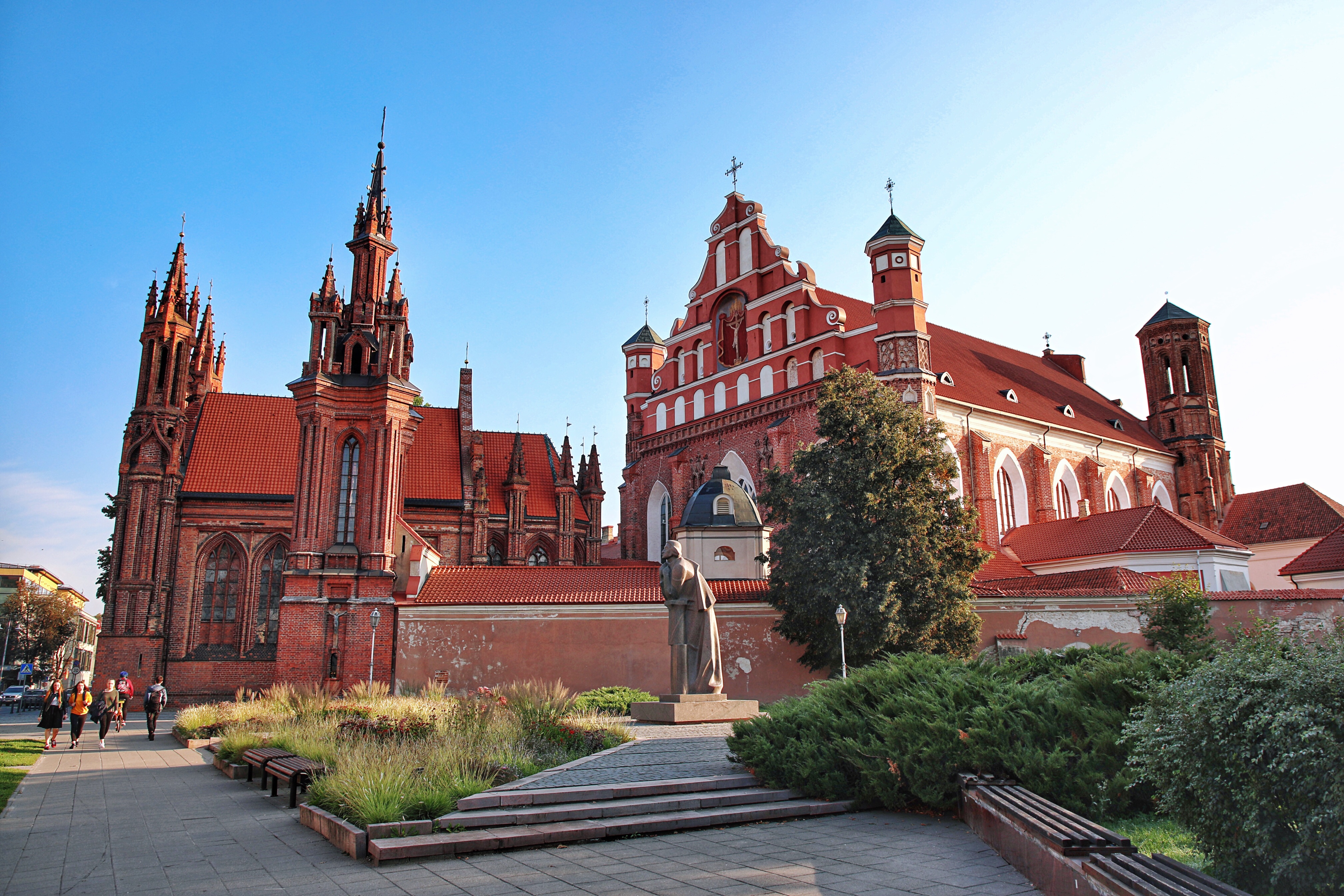 首都位置最奇葩的国家,世界最神奇的首都