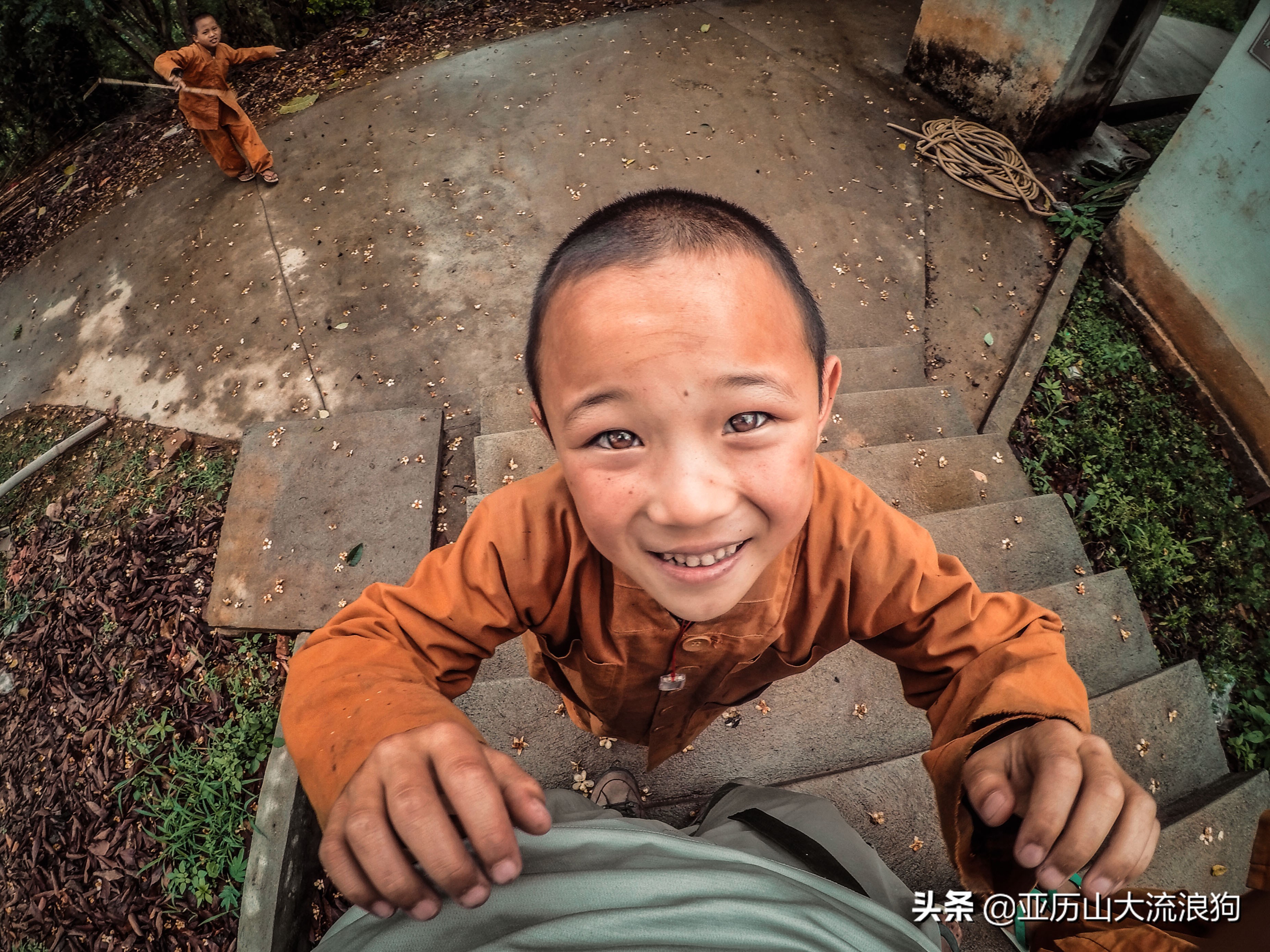 中缅边境的佛寺,旅途中遇到藏区僧人