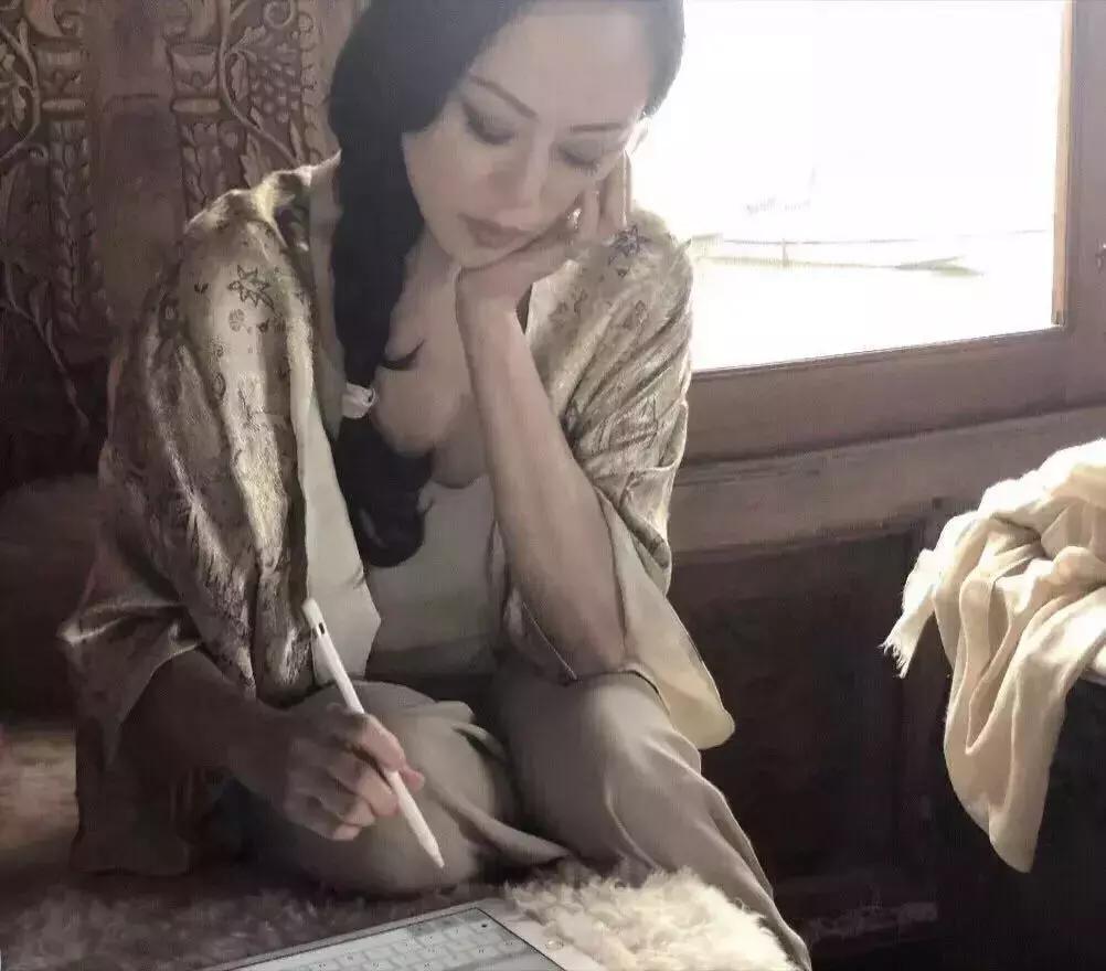 重出江湖的章小蕙真的能成为新一代超级美妆博主么？