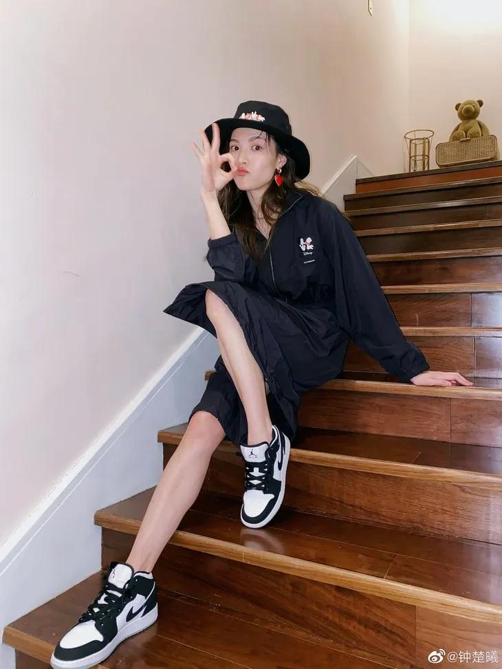 周杰伦球鞋配色,邓紫棋周杰伦同款球鞋