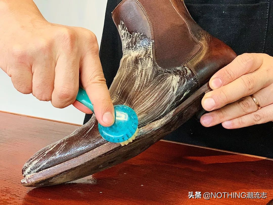 真皮皮鞋龟裂保养小窍门,绒面皮鞋湿了怎么清理