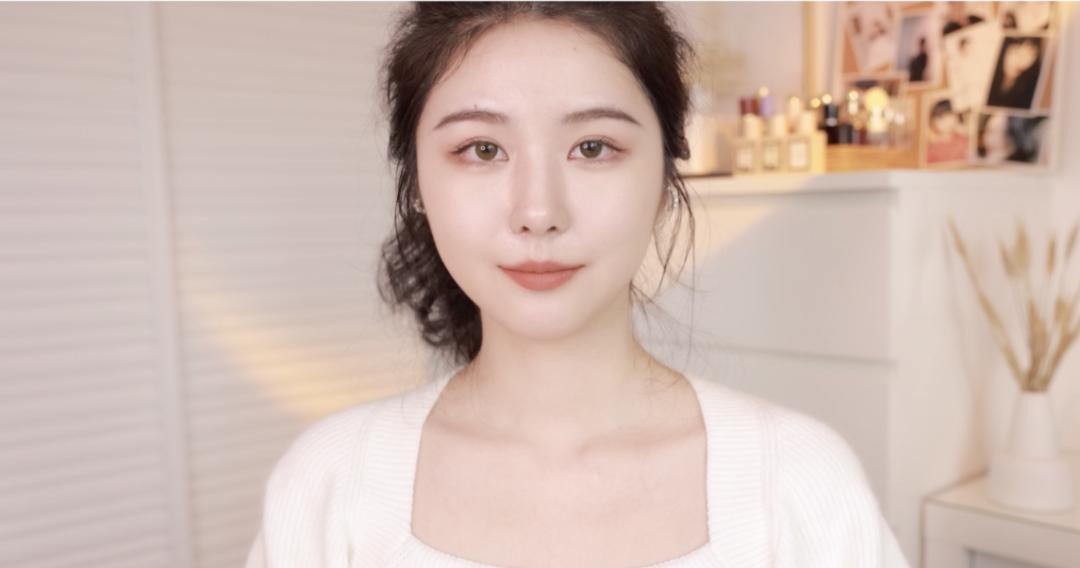 薄唇素颜怎么涂口红,厚唇涂口红日常妆