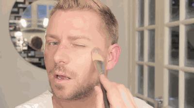 妆容不服帖卡粉脱妆,冬天粉底液底妆怎么化干净服帖