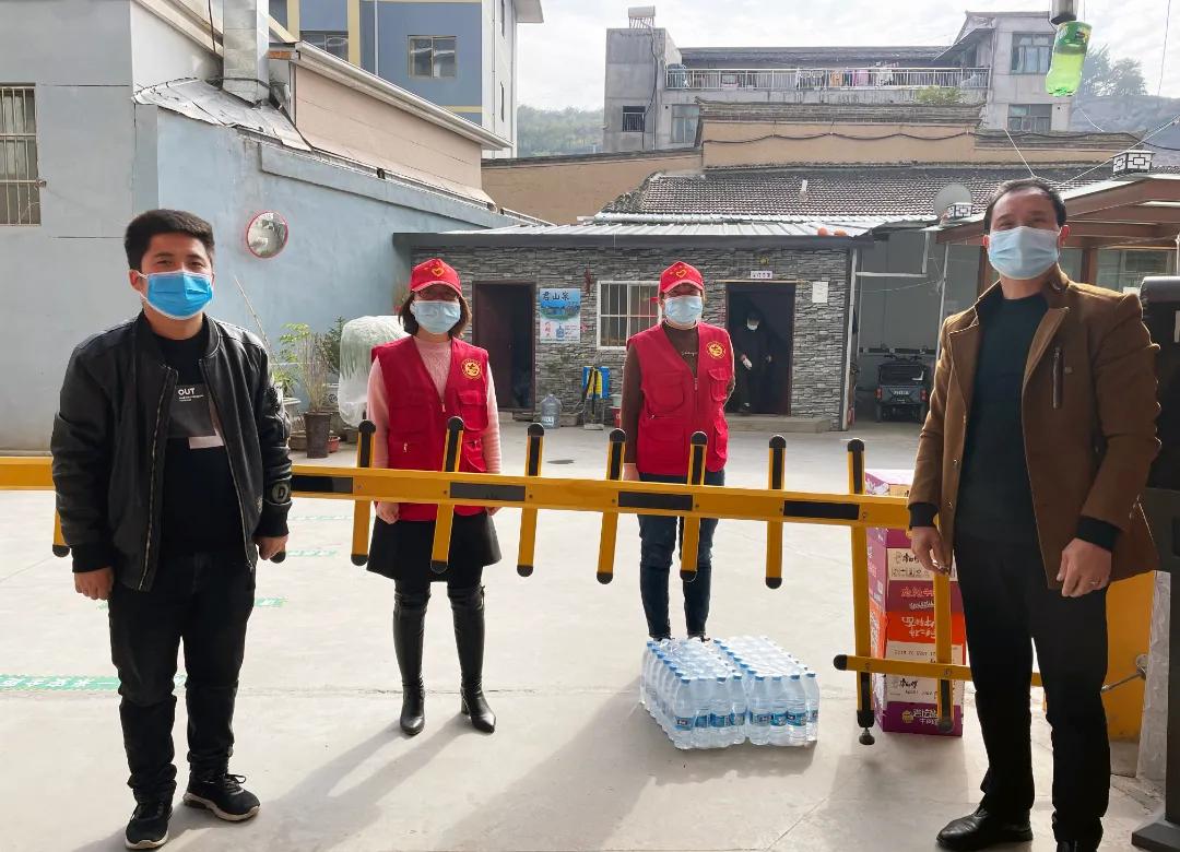 武山县慈善协会、武山零距离*党**支部，联合武山双虎家私、渭水园农资捐赠
