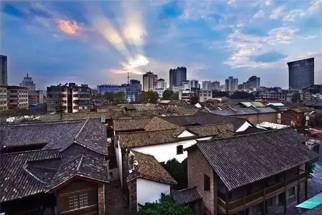 “酒鬼少女”特邀，900公里外的成都网红酒馆终于空降昆明