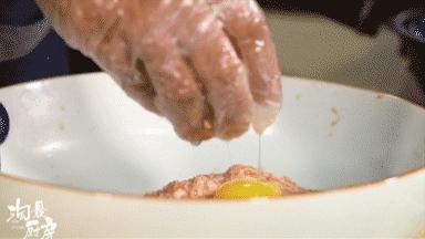 吃剩馄饨皮的做法视频,如何在家自制美味的馄饨