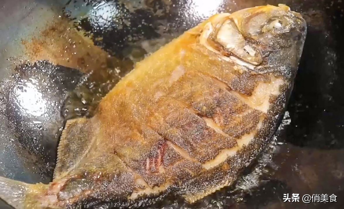 煎鱼肉撒盐不粘锅不破皮,容易煎烂的鱼怎么煎才不粘锅