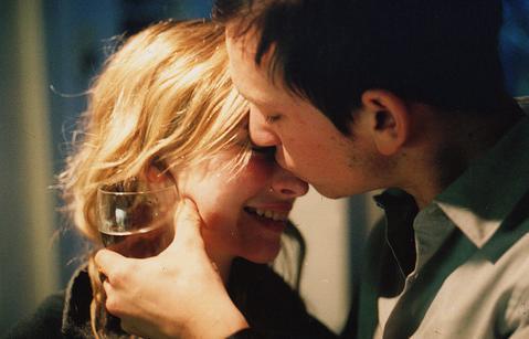 和朋友暧昧怎么更进一步,朋友暧昧期聊天如何不尴尬