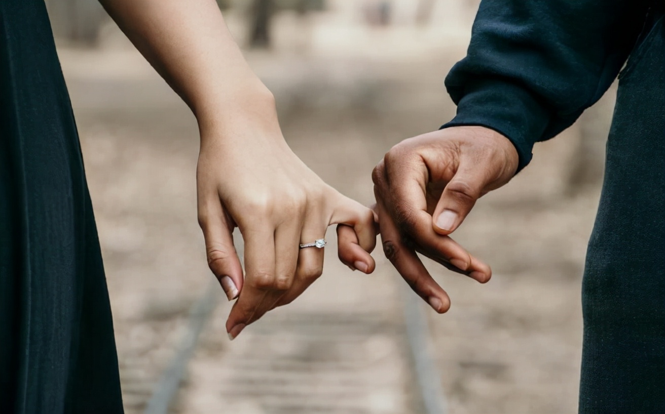 戴戒指每个手指有什么不同的意思,戒指戴在每个手指上表达的是什么