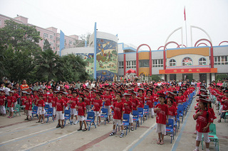 很多家长挤破头要去民办学校,家长挤破头都想让孩子上的学校