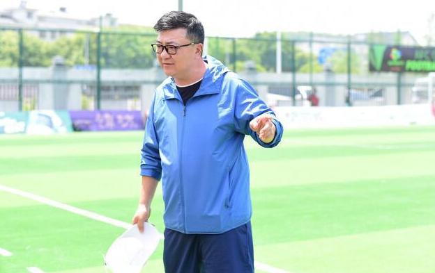 董路中国足球基本功,董路带领足球小将走进赛场