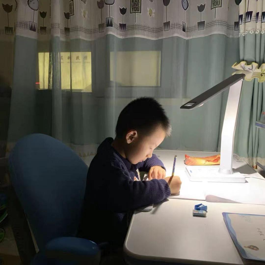 家长一定要给孩子买书桌,家长给孩子买的书桌