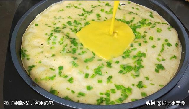 这个饼吃起来唇齿留香,这饼不放一滴水又酥又香口味甜