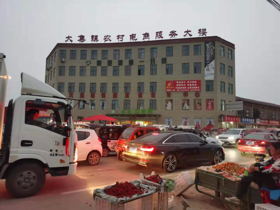 我们坐飞机转火车转老头乐，看到了真实的曹县