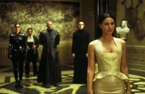 她是全球公认的最性感女神：“裸露”却不情色的人间*物尤**