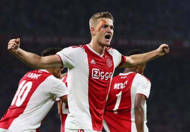 德里赫特禁区内手球裁判没有表示,德里赫特手球在第几分钟