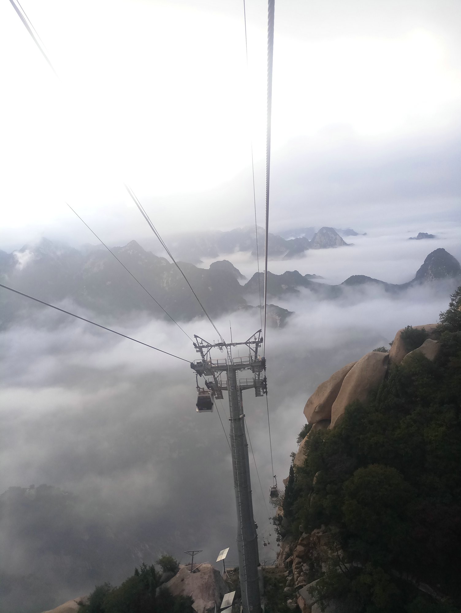 国内唯一一个同时跨山与水的索道,最震撼的索道缆车
