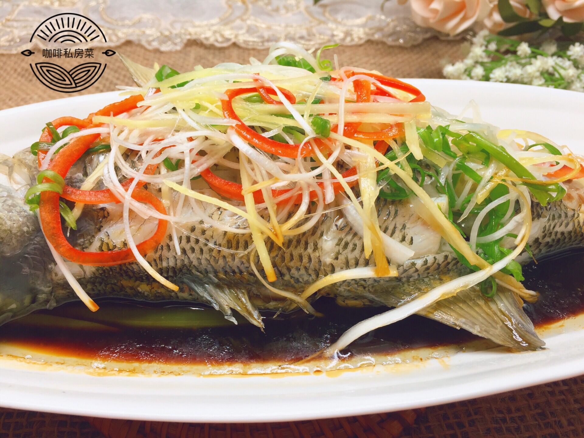 清蒸鱼是先浇热油还是先倒鱼豉油,清蒸鱼先放蒸鱼豉油还是先浇热油