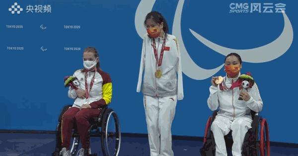 这一蹲让人笑了一辈子,这一蹲真美